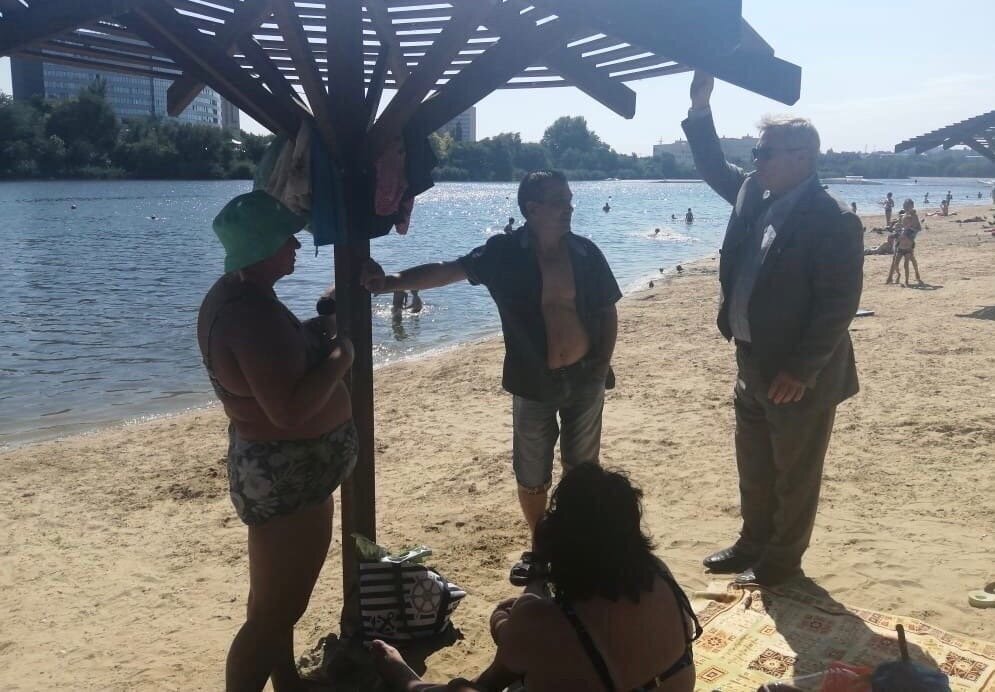 - а я вот  на маршрутке ехал, торопился, а вы мой любимый зонтик заняли((