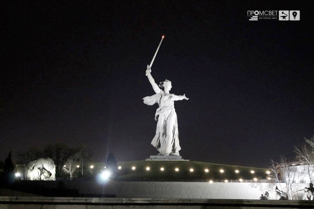 Новое освещение скульптуры "Родина-мать зовет!" (фотография с сайта автора проекта освещения, компании Промсвет)