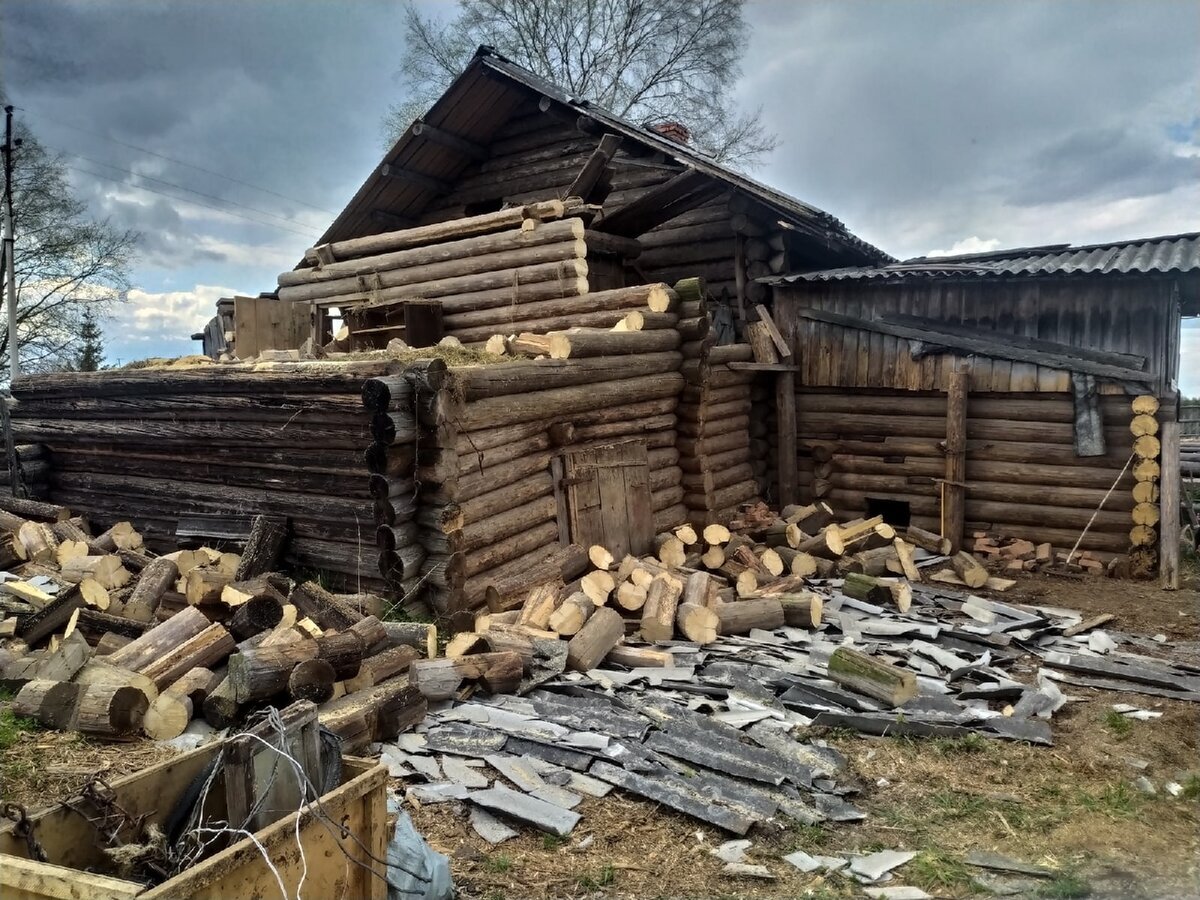 Продолжаю рассказывать, как мы восстанавливаем старый деревенский дом, прожив тут третий месяц