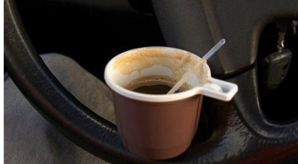 Кофе в машине ночью. Кофе ночью в машине реальное. Стакан кофе в руке в машине. Кофе в машине ночью. Кальян в машине ночью.