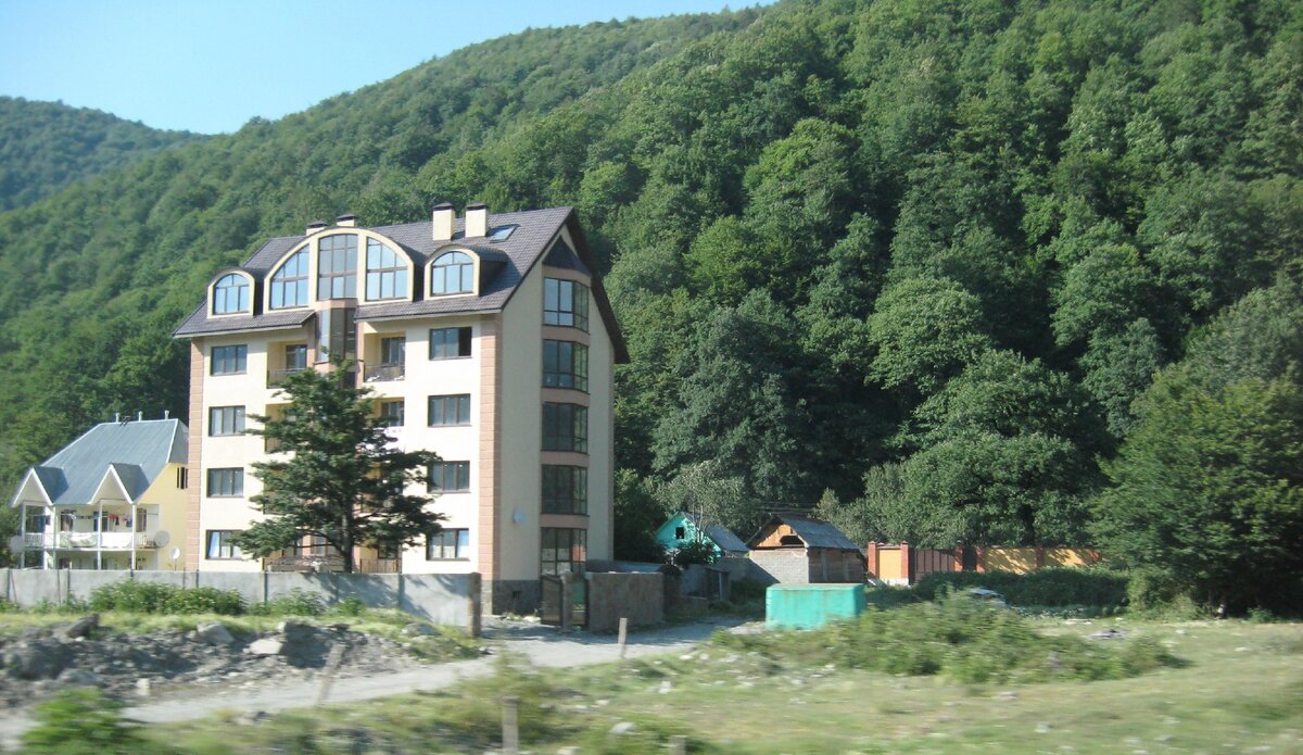 Часто строят такие малоэтажные дома и делят их на мелкие студии. Фото: Мир Квартир