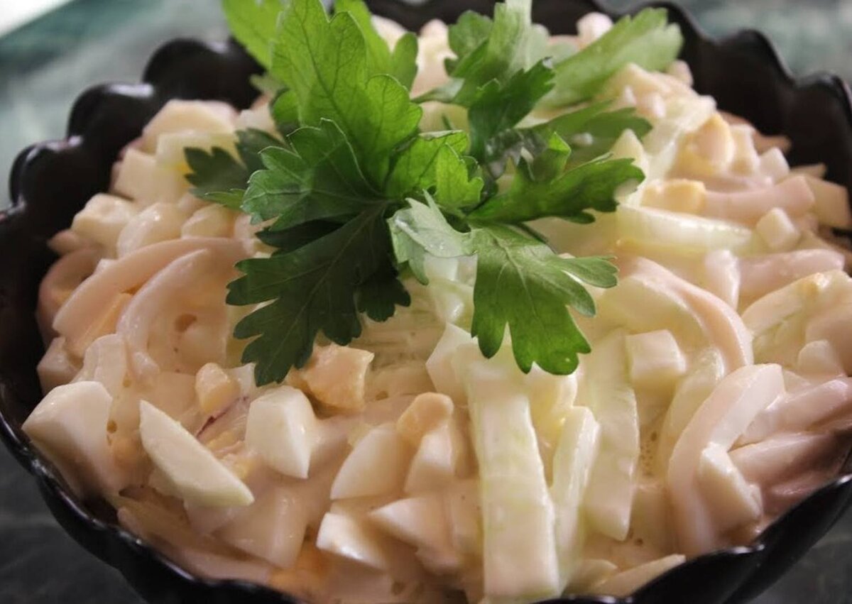 Салат из кальмаров грибов и яиц 