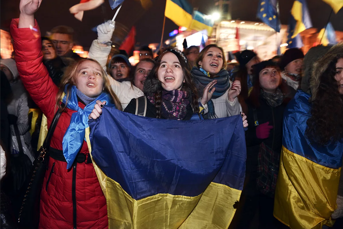 Вот они, украинские нимфы. Примерно такие же будут разливать коктейли Молотова 2 мая 2014 в Одессе. 