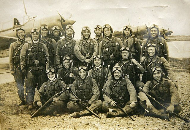 Групповое фото японских пилотов-камикадзе на аэродроме Тёши, Япония, 1944 год.