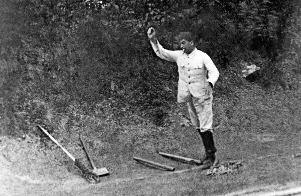 Сталин играет в городки. Начало 1920-х годов. Фото из личного архива Е. Коваленко/Sputnik