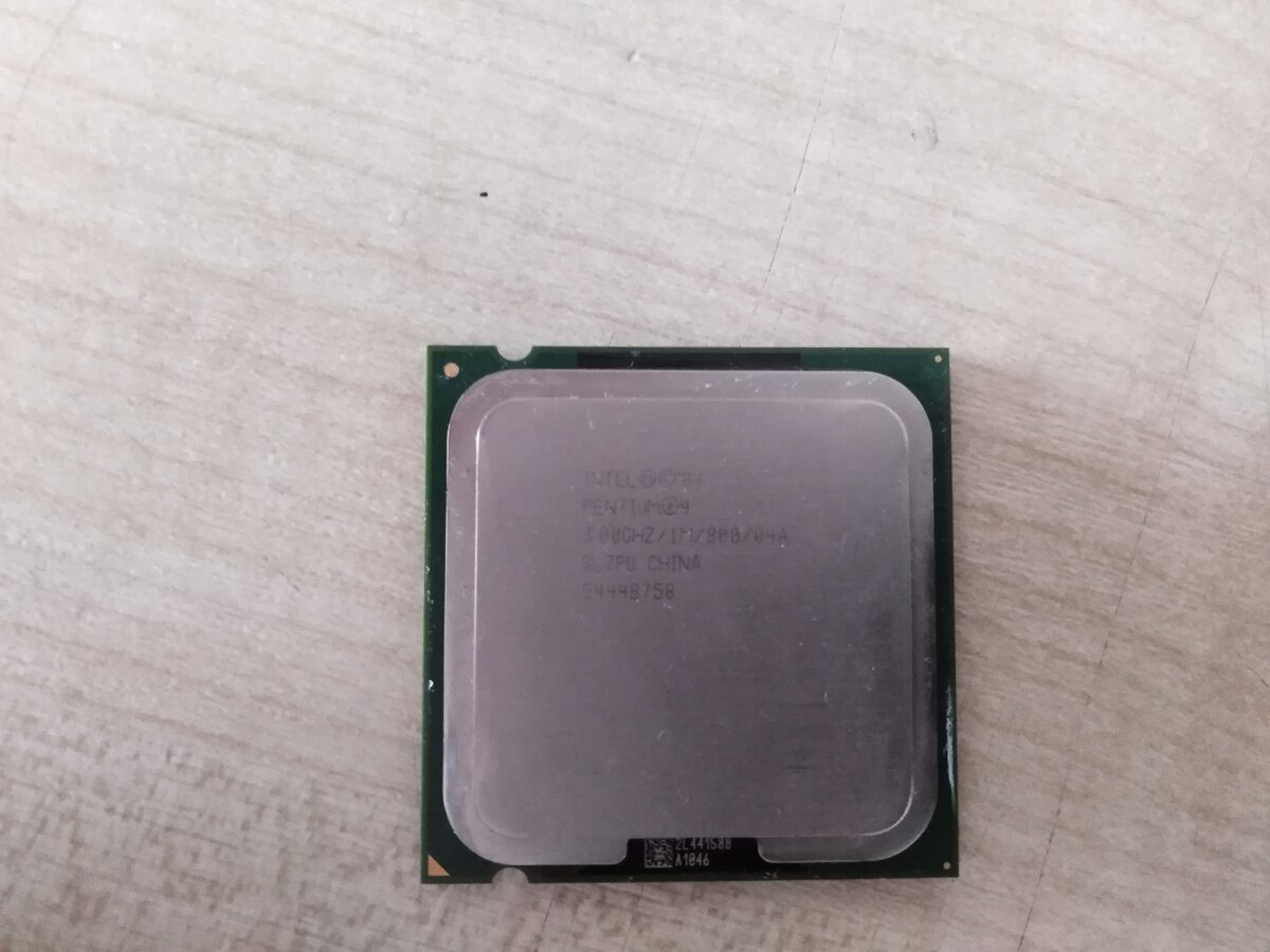 Фото ужасное, я знаю, но другого нет.  Intel Pentium 4.