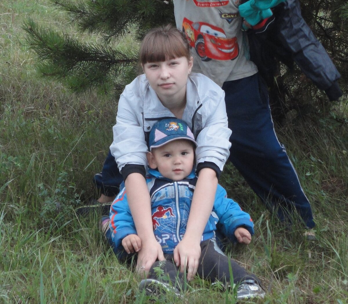 Ну гляньте же, ребенок. Какой целоваться?  На фото присутствуют мои братья.