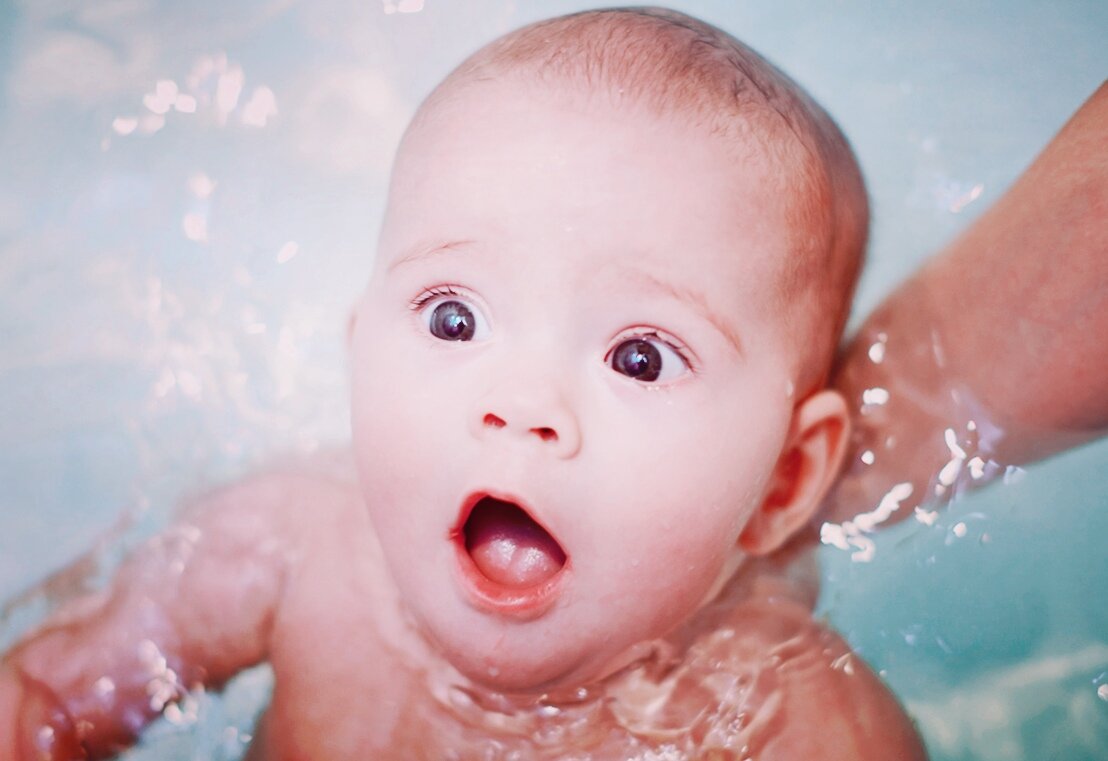 Почему ребёнок плачет при купании