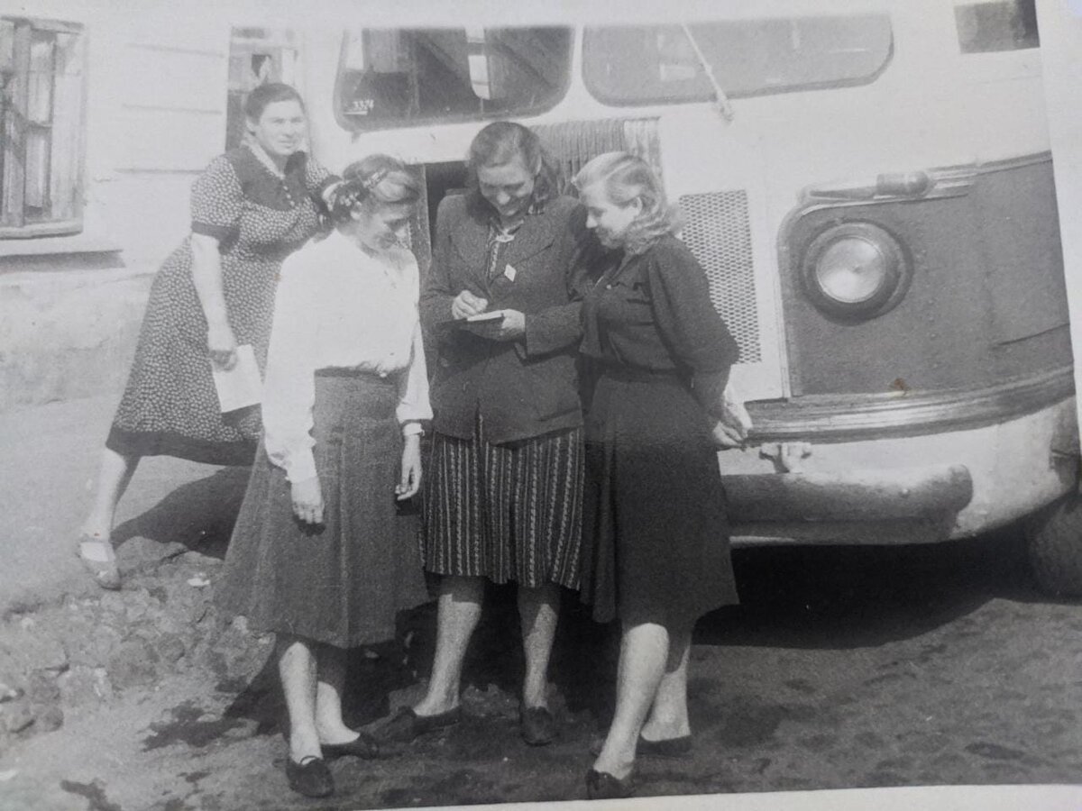 Бабушка (в центре с блокнотом)в автобусном парке с подругами. Фото из семейного архив автора.