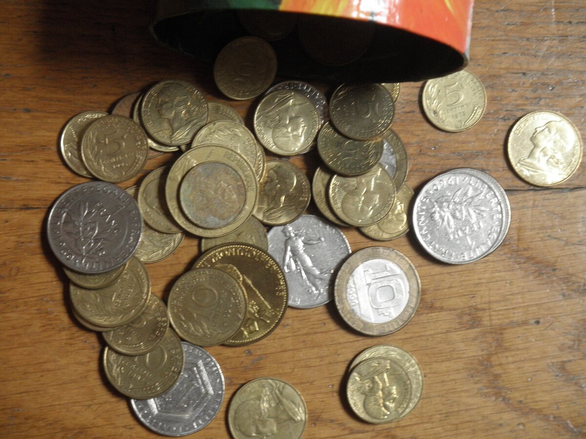 Французские франки. После введения евро тоже перешли к нумизматам.