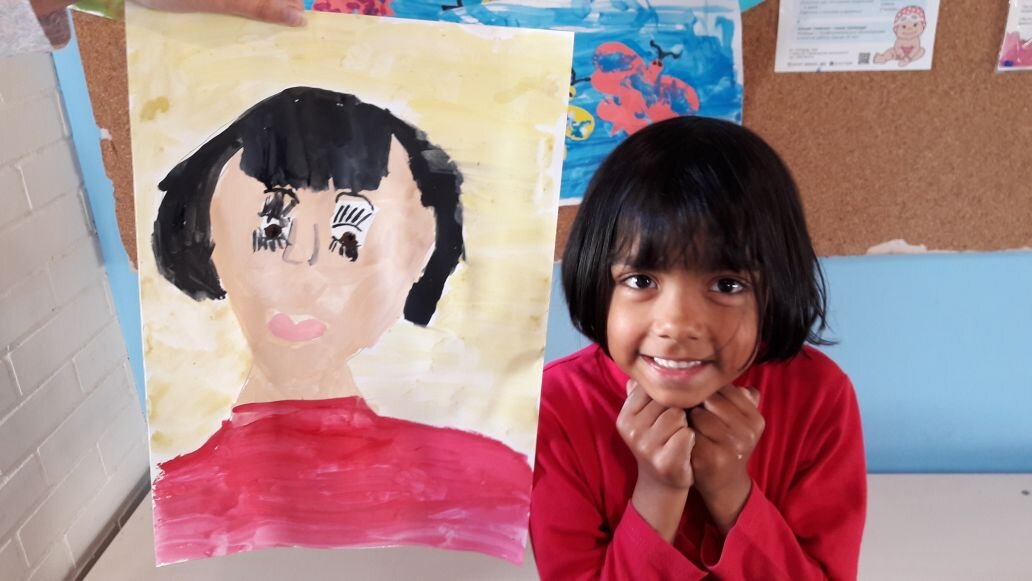 Маму можно нарисовать.  Рисунок назывался - "моя мама - директор"