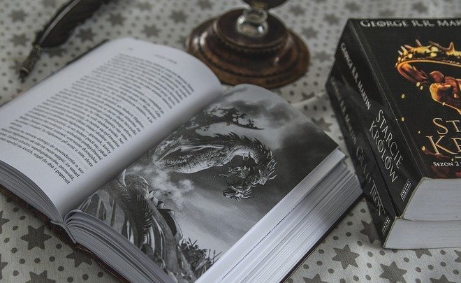 Сюжеты сериала и книжной серии начали расходиться с конца четвёртого и начала пятого сезона. Автор книг заявил " Пускай творят, что хотят,а в книгах все будет по другому".