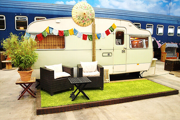 Все трейлеры оформлены в разнообразных стилях, начиная от цветочного стиля хиппи и заканчивая космическим.