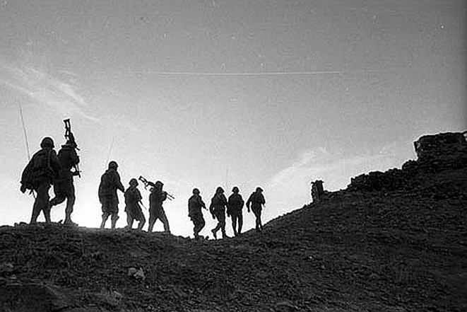 Эта группа идет так, как не надо. На фоне неба четко видны силуэты.