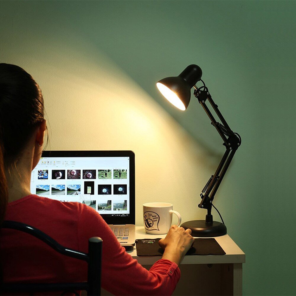 Правильно подобранная настольная лампа поможет сберечь не только зрение, но и осанку.