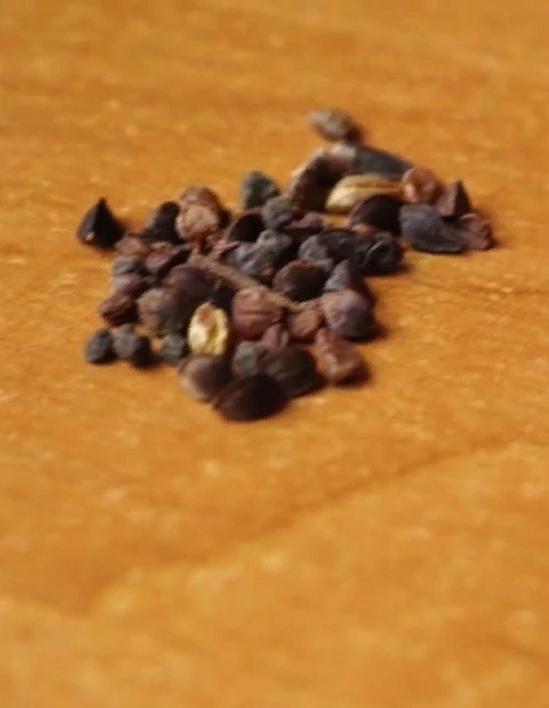 Вот такие штуки попадаются в гречке. Так что ее нужно просто перебрать руками.