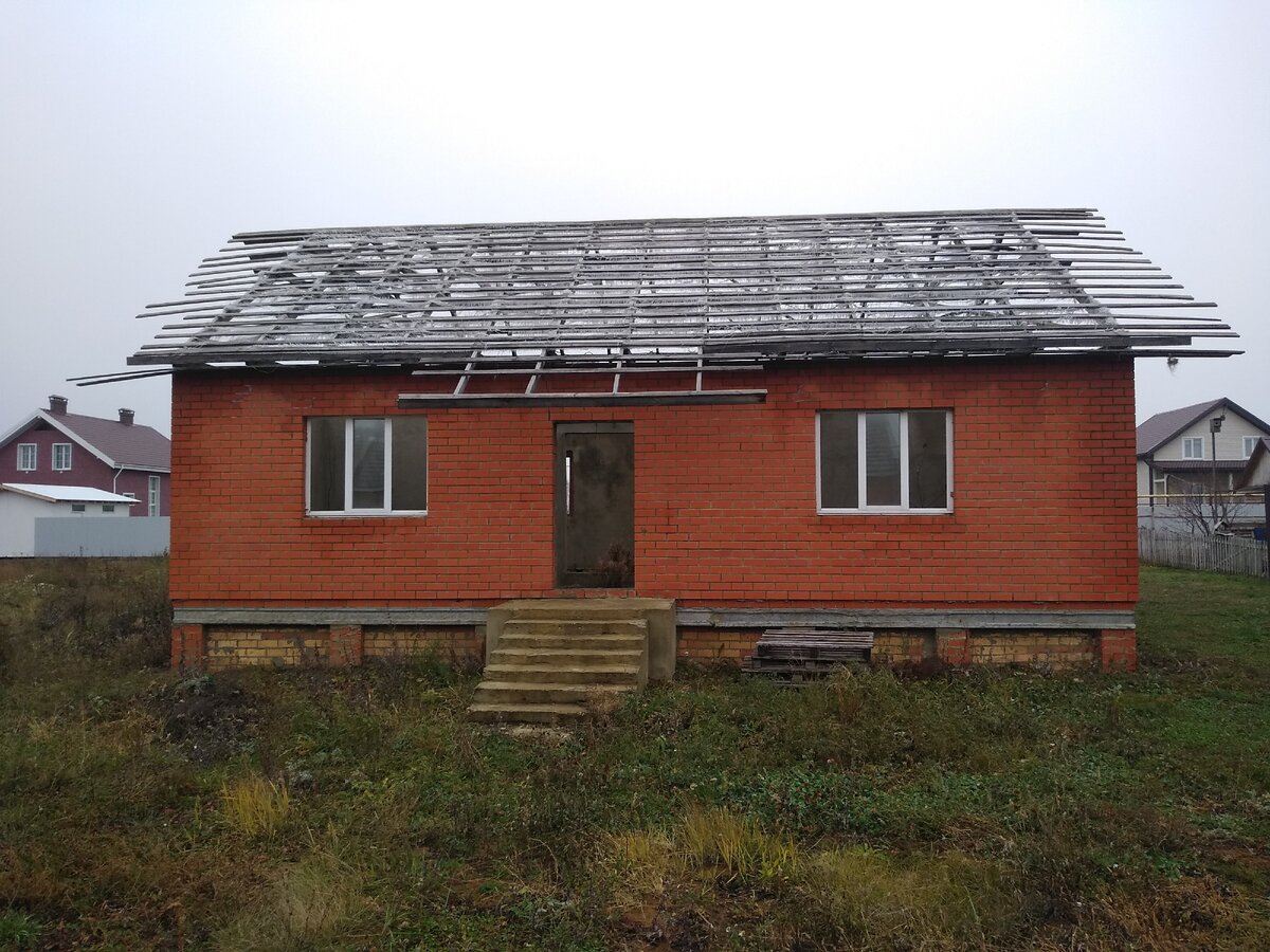 Причем вся доски на крыше уже гнилые. @ Горбунов Сергей Канал Самостройщика