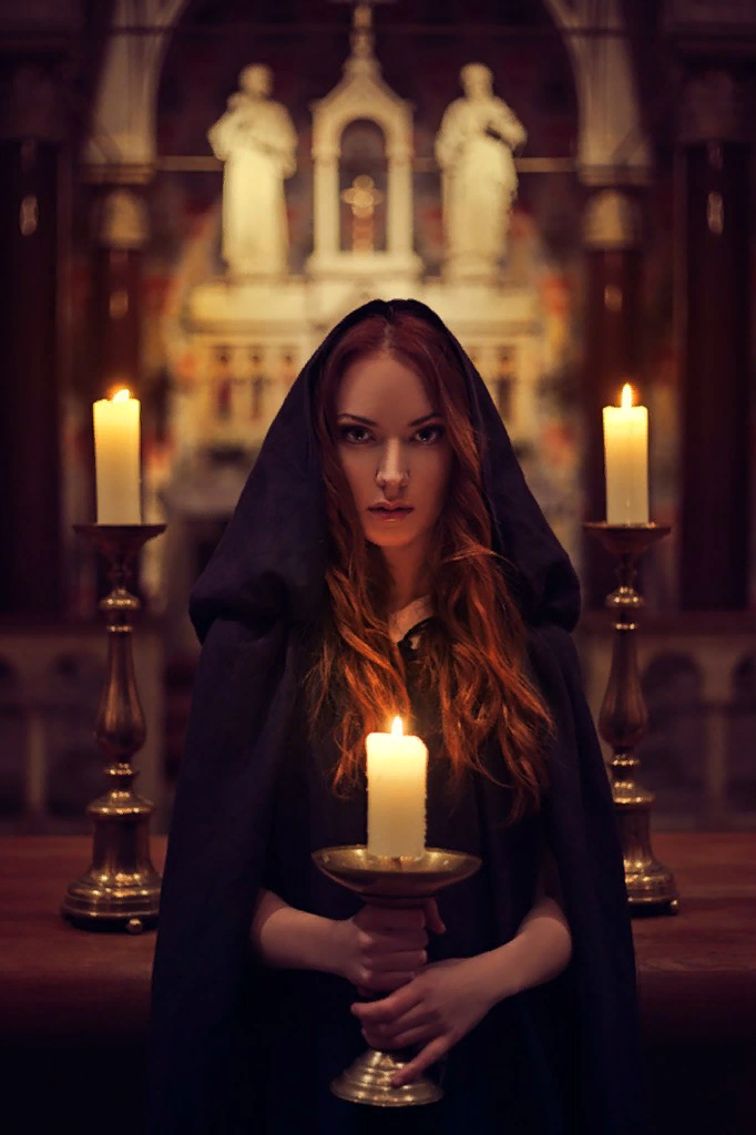 Свечи ведьмы. Ведьма фотосессия. Девушка со свечой. Колдунья со свечами.