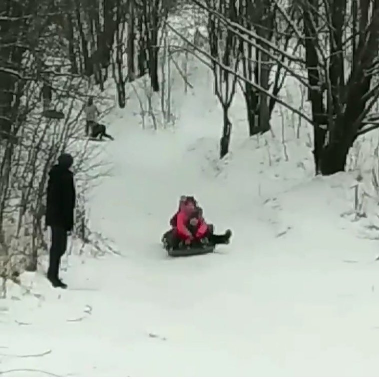 Горка с Западного Крылатского холма прямо напротив входа по улице Крылатские холмы дом 15/2. 