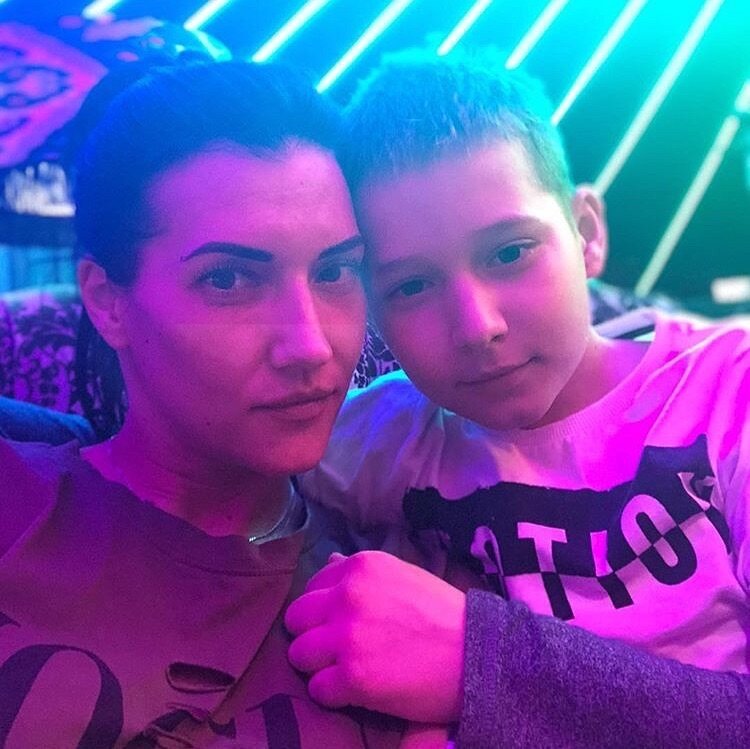 Бывшая жена с сыном. Фото из открытых источников yandex.ru