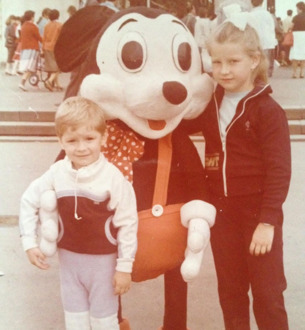 Катя справа