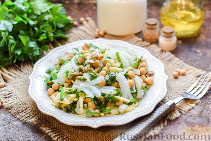 нут, оливки, лук репчатый, сыр твёрдый, зелень петрушки, чеснок, масло оливковое, соль, перец чёрный молотый, уксус, вода