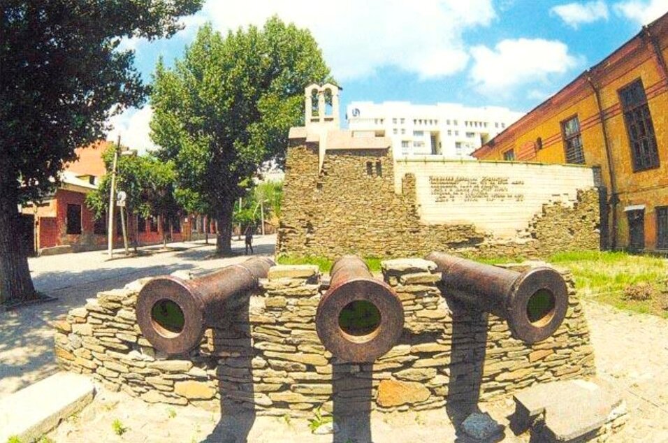 Памятник крепости имени Св. Дмитрия Ростовского выглядел так, примерно с 1980 по 1998 год. Слева, красный фасад, здание принадлежавшее поршневому заводу, который был закрыт в начале 90-х годов.