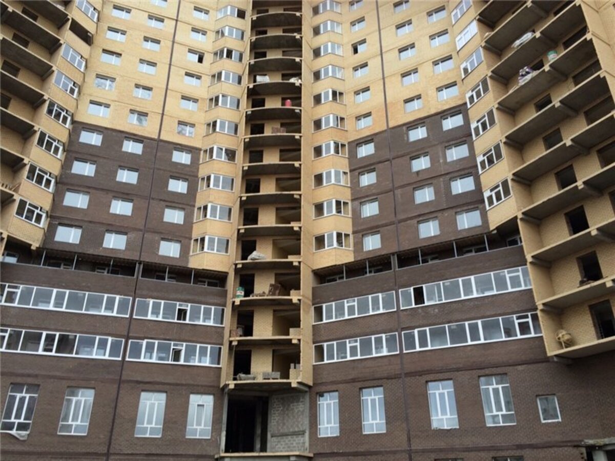 Недостроенный многоквартирный дом, квартиры которого сдают в аренду агентства недвижимости