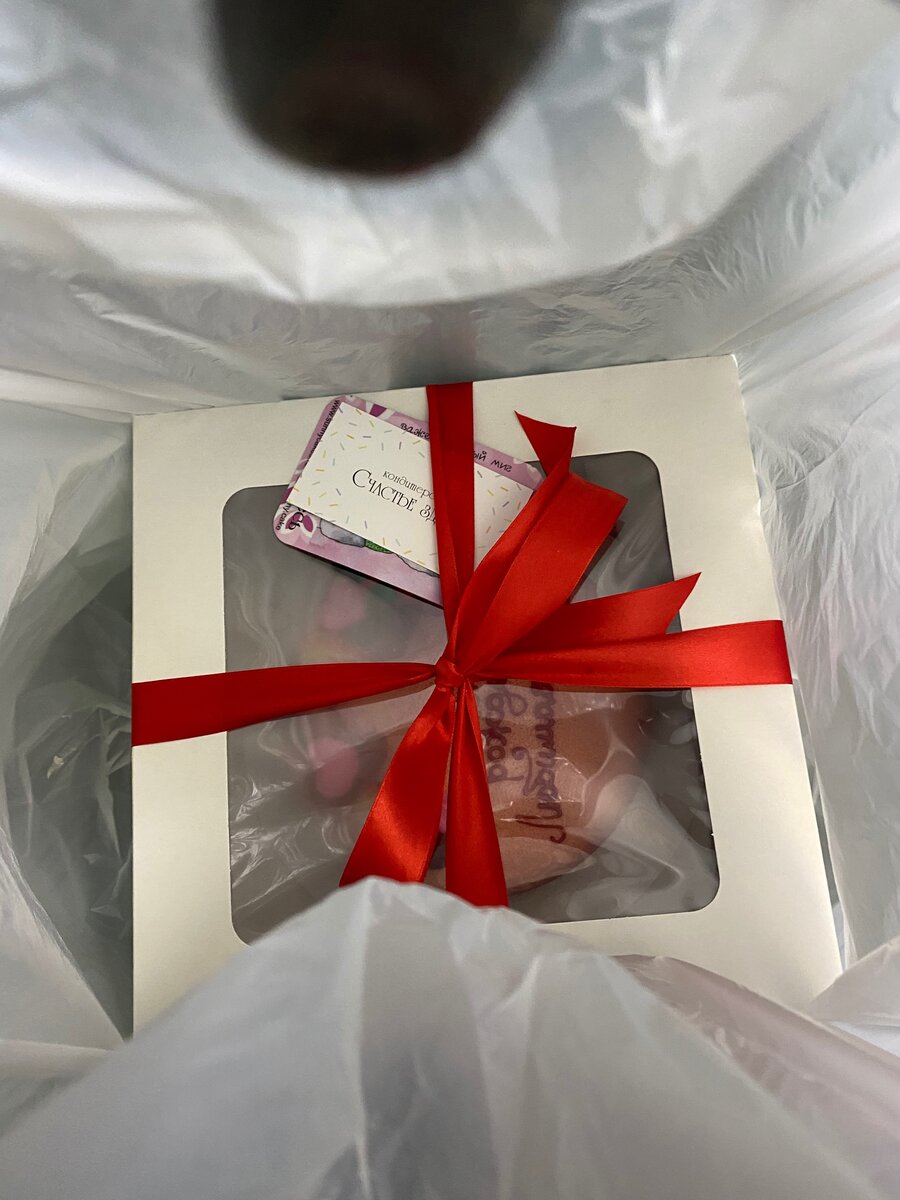 Жизнь курьера не похожа на розовый тортик))) 