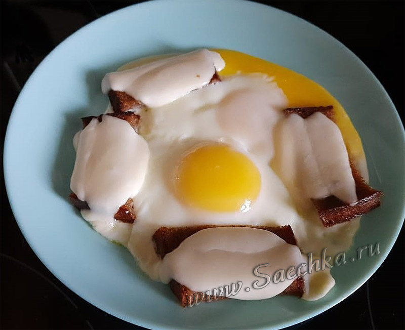 Яичница с ржаным хлебом и моцареллой