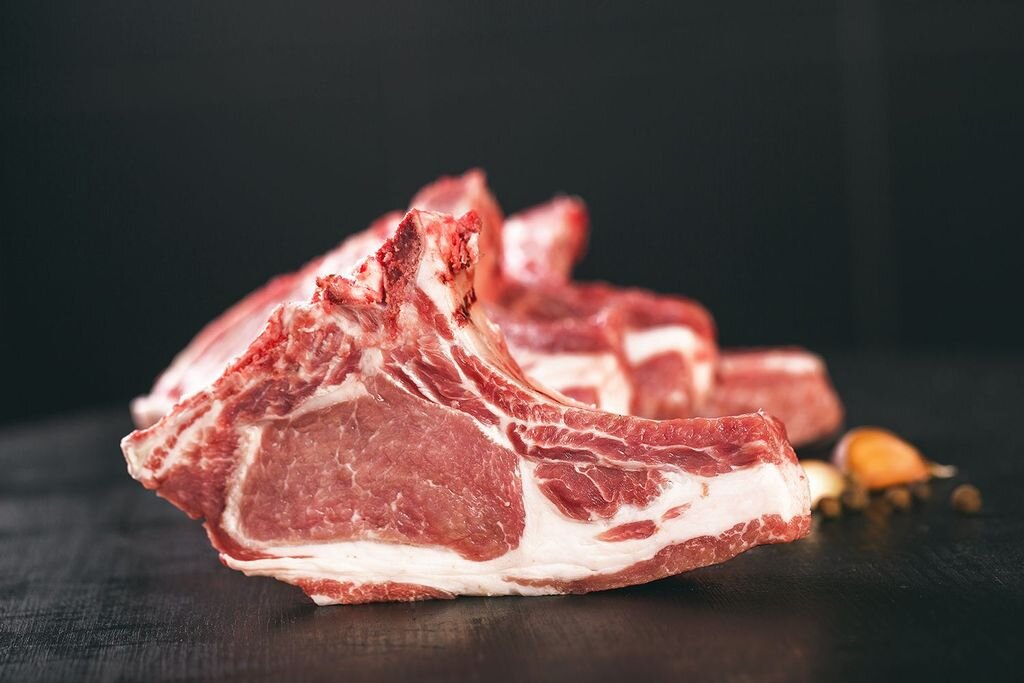 котлету на косточке замачиваю в соленой воде на два часа,затем  промываю под проточной водой,обсушиваю бумажным полотенцем и натираю специями,украдываю в глубокую миску ,затягиваю пищевой пленкой и отправляю в холодильник на ночь