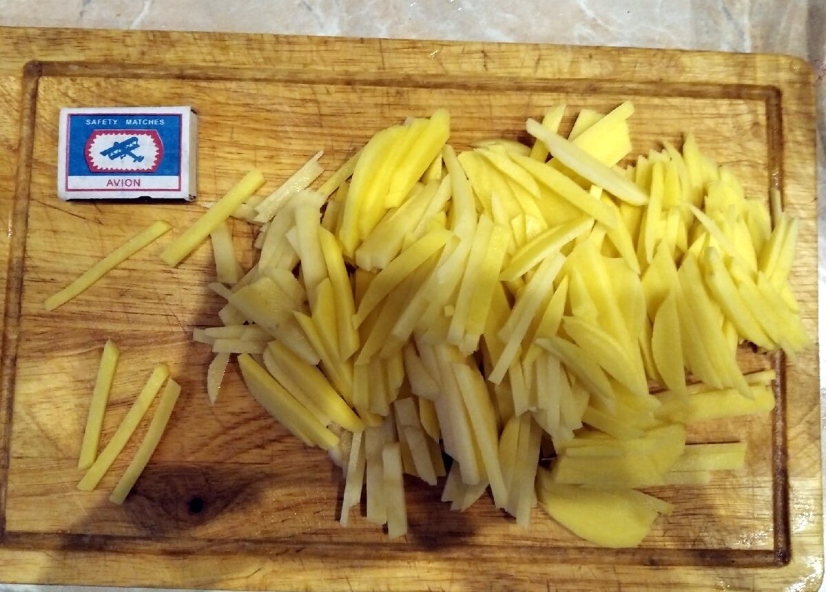 Шинкуем картошку тонкой соломкой
