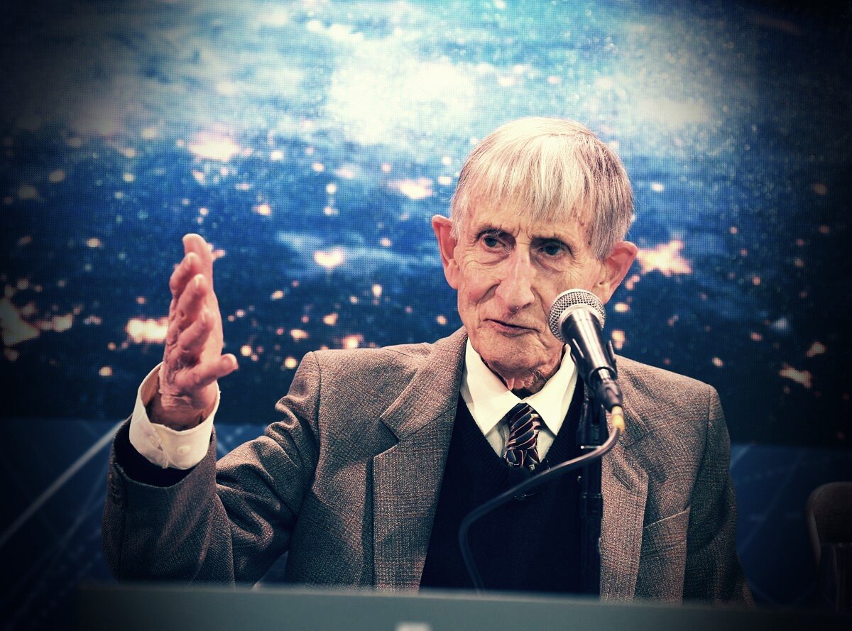 Дайсон Фримен: фото с выступления на конференции