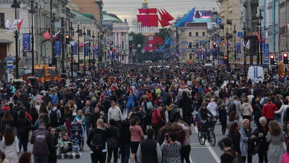 Пешеходный Невский проспект перед праздником "Алые паруса"-2019 для понимания размера толпы
