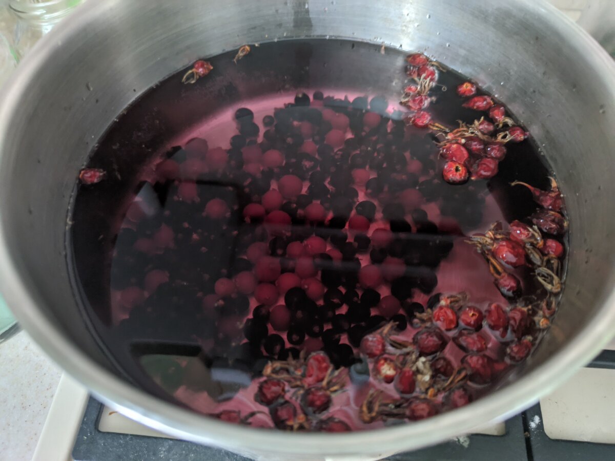 Ягоды из морозилки и сушеный шиповник. 