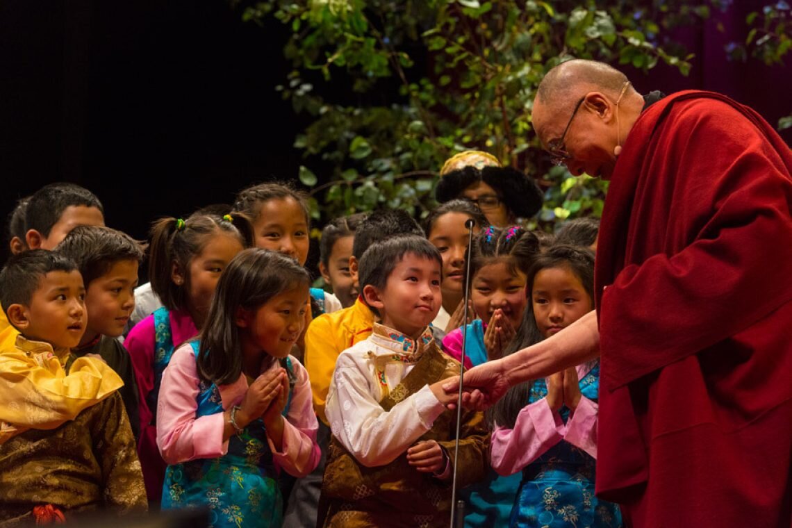 https://www.dalailama.com/assets/pictures/2015/2015-Dharamsala/2015-10-10-Dharamsala-Petoen/_picturesLarge/2015-10-10-G09_D4D2306.jpg