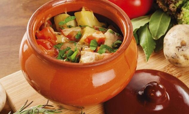 Мясо с овощами в горшочках 
Ингредиенты:
Свинина (лопатка) — 400 г
Картофель — 850 г
Лук — 1 шт.
Помидоры — 1 шт.
Перец болгарский — 1 шт.
Морковь — 1 шт.
Масло подсолнечное — 7 ст. л.
Соль — по вкусу
Перец — по вкусу
Лавровый лист — 1 шт.
Чеснок — по вкусу
Укроп — 1 пучок
Приготовление:
1. Помыть и нарезать мясо кубиками. Обжарить мясо до полуготовности (примерно 20 мин.) на подсолнечном масле, в конце жарки добавить соль, перец и специи по вкусу. Выложить мясо на дно горшочков.
2. Нарезать картофель кубиками и обжарить до золотистой корочки (примерно 5 минут) на подсолнечном масле, немного посолить (2 щепотки). Выложить картофель в горшочки вторым слоем.
3. Нарезать лук кубиками и жарить на подсолнечном масле 3-4 минуты. Натереть морковь на крупной терке, добавить к луку и жарить 3-4 минуты. Нарезать болгарский перец кубиками, добавить к луку и моркови и жарить 5 минут. Нарезать помидор кубиками, добавить к овощам и жарить 5-6 минут.
4. Выложить обжаренные овощи в горшочки третьим слоем. По желанию добавить лавровый лист, специи.
5. Залить водой или мясным бульоном (жидкость должна быть чуть выше овощей). Посолить. Закрыть крышкой, поставить в духовку при 180 °С на 45 минут (или до готовности картофеля).
6. При подаче посыпать свежей зеленью и небольшим количеством чеснока.