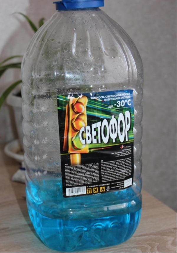 стеклоомывающая жидкость 4л -30. жидкость омывателя-30с 4л пэт нзсм уп4806. магазин светофор незамерзайка. светофор магазин. антиобледенительная жидкость светофор.