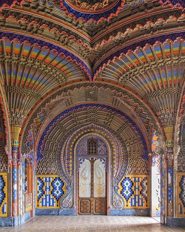 Зал Павлинов: la sala dei Pavoni, выполнен в индийском стиле.