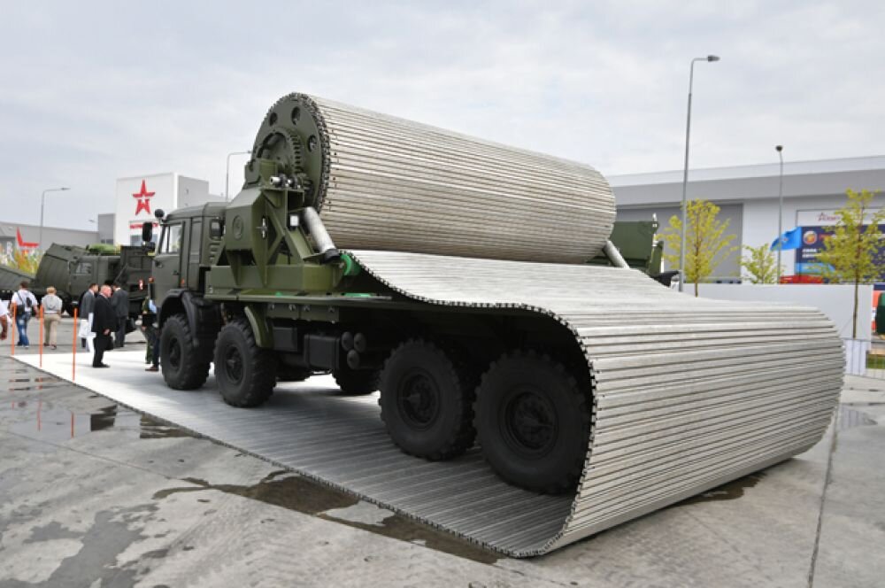 Вот так в полном сборе выглядит сборная временная дорога.Взято с яндекс картинок.
