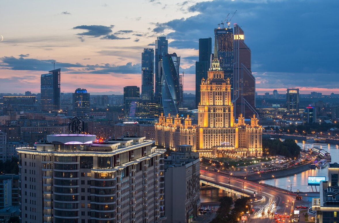 На каком месте здания. Высотки Москвы Москва Сити. Москва новый Арбат ,гостиница Украина. Сталинская высотка рядом с Москва Сити. Гостиница Украина и Москва Сити.