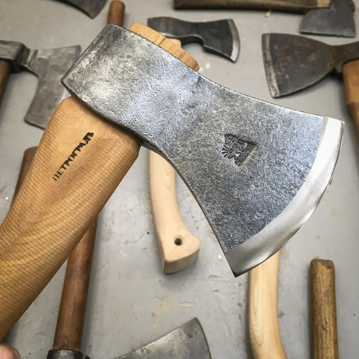 Колун-топор 13 век. Топор-поясной пожарный. История создания топроа. Сколько лет топору. Сертификат на топор плотницкий.