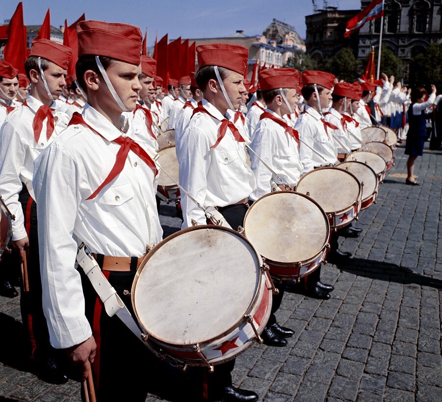 барабанщики на параде. шоу барабанщиц династия екатеринбург. ансамбль барабанщиц москвички в парке победы в москве. марш барабанщиков. гусарский марш оркестр.