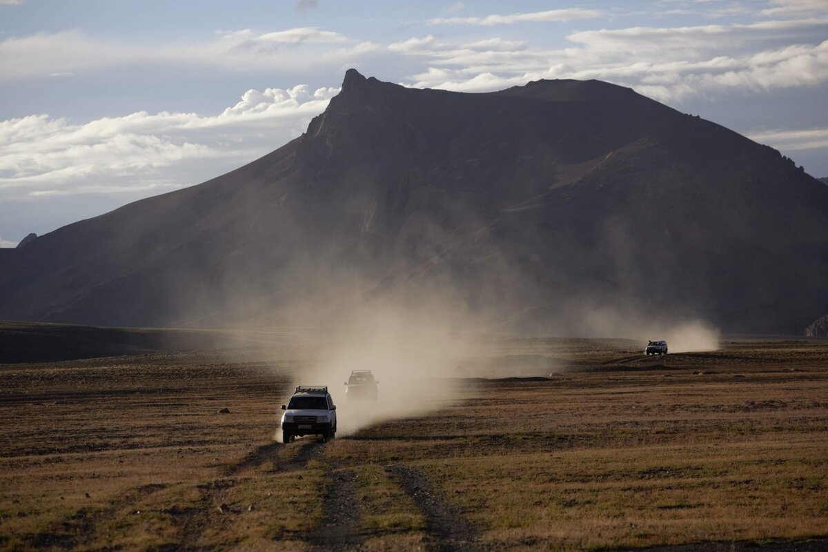 Караваны купцов, не говоря уже о наемниках, паломниках, дипломатах и других исследователях, на протяжении тысячелетий путешествовали по этим взаимосвязанным торговым путям, над горными перевалами и через пустыни. COVID в сторону, теперь легче следовать по их стопам, чем когда-либо прежде. Тебе даже не нужен верблюд!