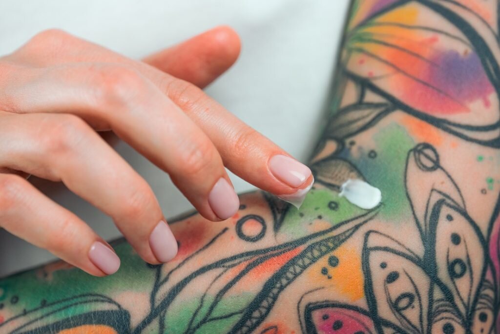 Как ухаживать за тату после нанесения – советы по уходу за татуировкой