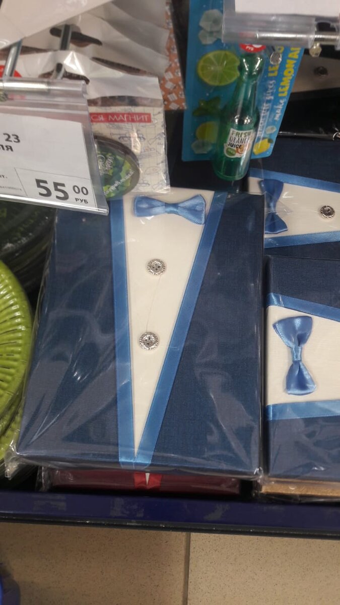 Коробка подарочная, Men's Direction. Оригинальное оформление в виде делового костюма с бабочкой и пуговицами. Размер: 20х15х5 см. Состав: картон, бумага, полиэстер, полипропилен. Цвета в ассортименте. Цена 77 руб.