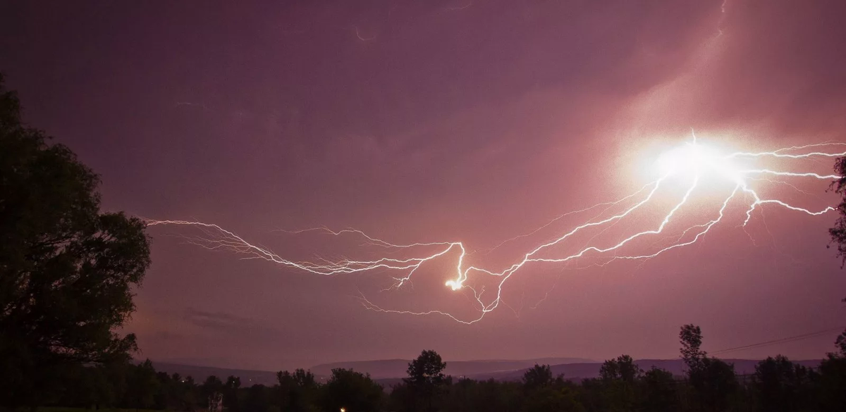 Явление скачка. Шаровая молния природное явление. Молния. Медведицкая гряда шаровые молнии. Молния.