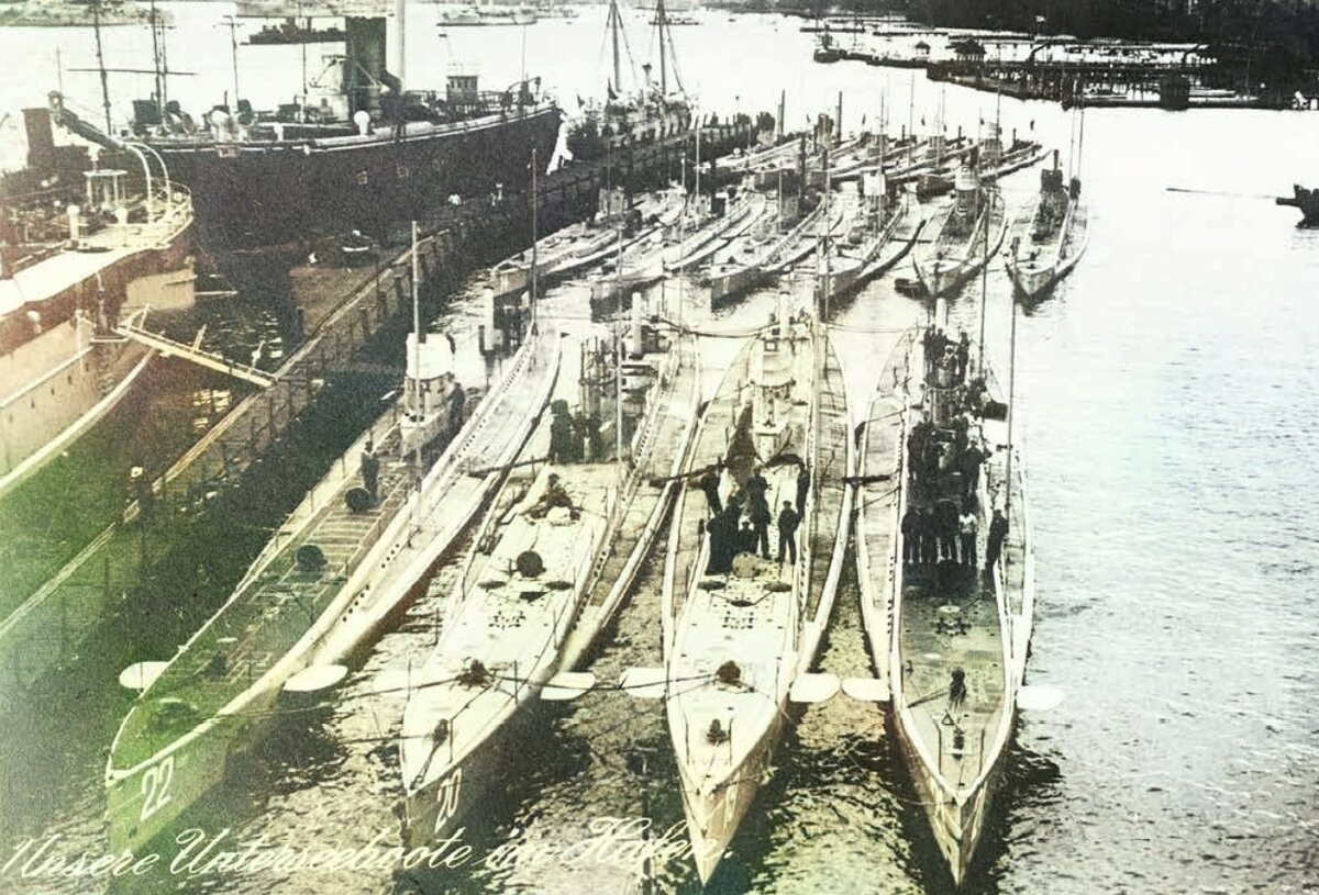 Германские подводные лодки в своей базе в Киле. 1914 год. На первом плане — U-21 и U-20 (первая и третья справа)