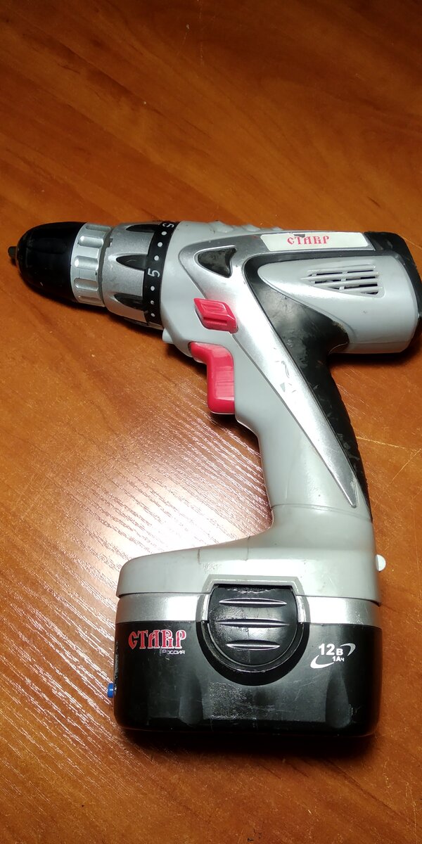 Тут он после переделки уже. Кнопку видно. 