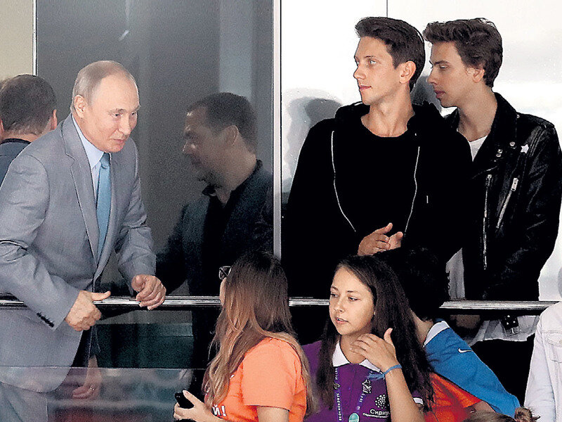 Путин и его любимые певцы Юркисс и ВладиМир 